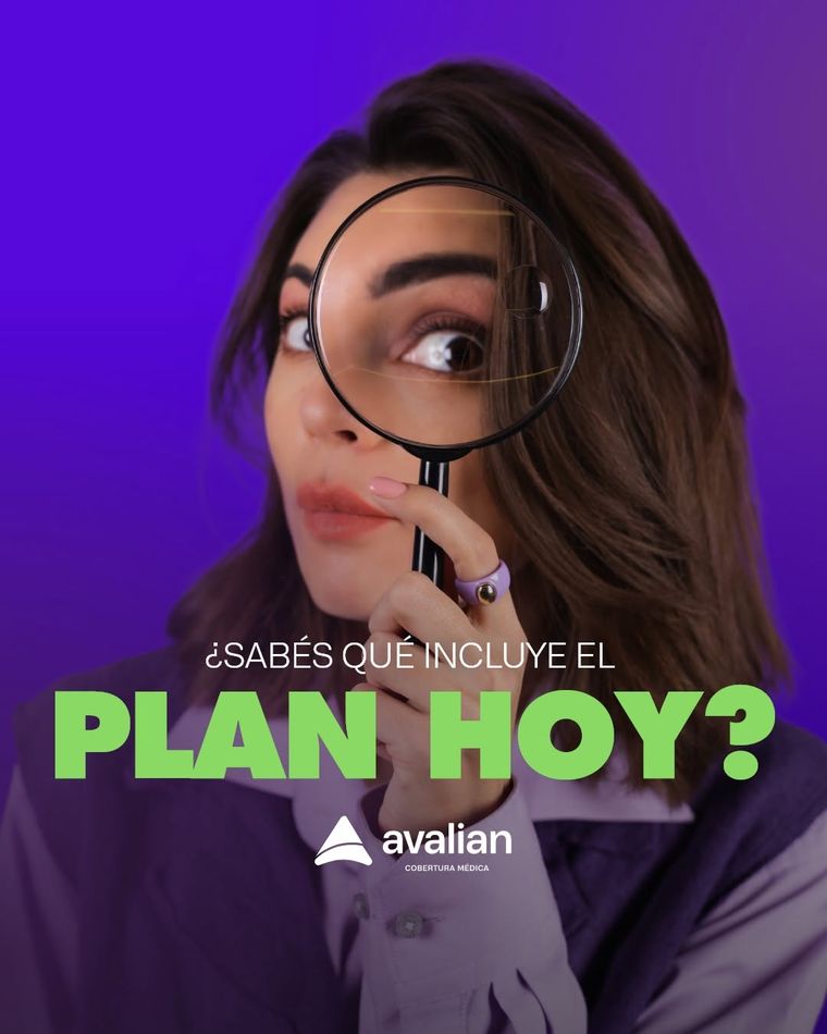 Joven mirando a través de una lupa: ¿sabés qué incluye el Plan Hoy de Avalian?